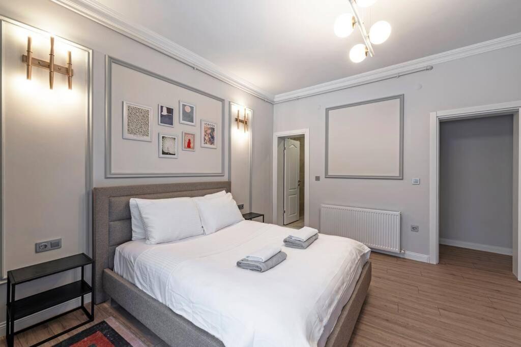 Classic Beauty Stylish And Modernized In Area Daire